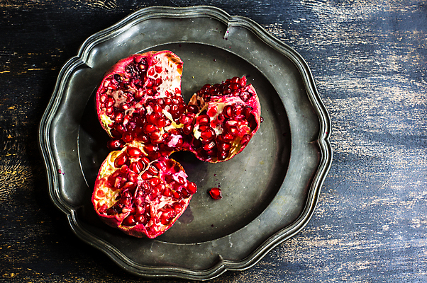 포토 JPG 해외이미지 접시 조각 탁자 사람없음 날것 석류 나무배경 해외포토 식기 가구 백그라운드 과일 파일형식 이미지허브