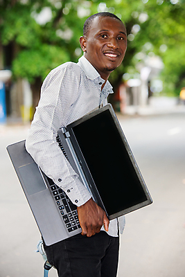 포토 JPG 해외이미지 모델 학생 라이프스타일 응시 남자 행복 백그라운드 셔츠 인터넷 바지 한명 사람 성인 야외 노트북 컴퓨터 유행 스크린 청바지 보여주기 고립 지능 해외포토 1 시선 감정 상의 모션 하의 생활 전자제품 파일형식 이미지허브