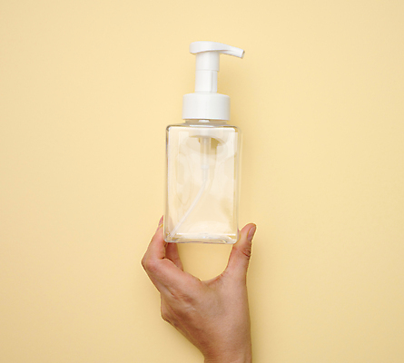 포토 JPG 해외이미지 손 실내 들기 신체부위 뷰티 화장품 공병 노란배경 해외포토 백그라운드 모션 사람 내부 노란색 병_담는 파일형식 이미지허브