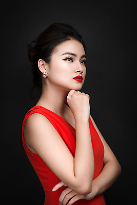 포토 JPG 해외이미지 응시 여자 검은배경 실내 무표정 한명 동양인 상반신 성인 옆모습 뷰티 턱괴기 성인여자한명만 해외포토 1 시선 감정 뷰포인트 백그라운드 모션 표정 사람 인종 내부 검은색 여자한명만 성인여자만 파일형식 이미지허브