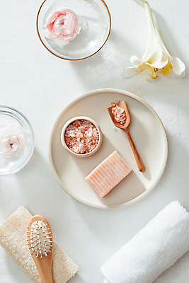 포토 JPG 해외이미지 꽃 쟁반 실내 사람없음 하이앵글 수건 뷰티 스파 머리빗 백합 흰배경 스파용품 유리그릇 나무스푼 천연비누 입욕소금 핑크솔트 해외포토 식물 그릇 뷰포인트 백그라운드 유리 내부 위생용품 흰색 미용용품 오브젝트 소금 비누 나무숟가락 파일형식 이미지허브
