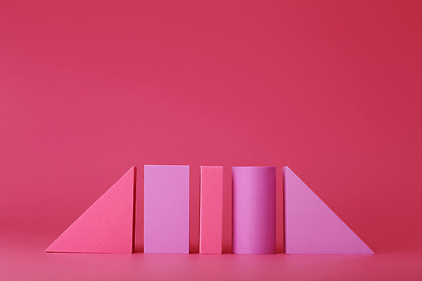 포토 JPG 해외이미지 스튜디오촬영 분홍색 실내 사람없음 삼각형 오브젝트 일렬 원기둥 직사각형 입체도형 목업 분홍색배경 해외포토 도형 컬러 백그라운드 내부 원형 입체 파일형식 이미지허브