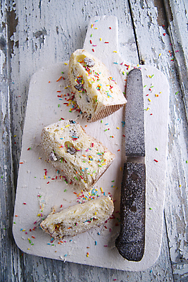 포토 JPG 해외이미지 전통 계절 음식 빵 조각 크리스마스 겨울 탁자 휴가 디저트 사탕 사람없음 장식 케이크 이탈리아 흰색 신선 칼 오븐 작음 설탕 밀가루 소매 건포도 해외포토 기념일 유럽 컬러 가구 포도 가전제품 크기 가루 건과일 파일형식 이미지허브