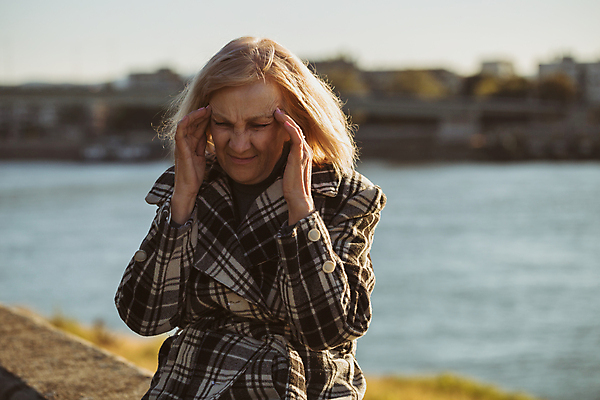 포토 JPG 해외이미지 여자 노년 스트레스 피곤 한명 상반신 야외 앞모습 아웃포커스 강 고통 도시 찡그림 강가 두통 손짚기 노인여자한명만 해외포토 1 감정 뷰포인트 컨셉 촬영기법 표정 사람 손짓 성인 질병 여자한명만 노인여자만 파일형식 이미지허브