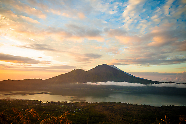 포토 JPG 해외이미지 나무 아시아 호수 섬 여행 백그라운드 잎 자연 하늘 산 풍경 사람없음 야외 목재 초록색 물 여름 파란색 태양 반사 평화 일출 침묵 광선 정상 숲 언덕 화산 발리 인도네시아 태평양 상록수 절정 해외포토 자연요소 식물 계절 나라 바다 컬러 컨셉 재료 노을 소리 생태계 파일형식 이미지허브