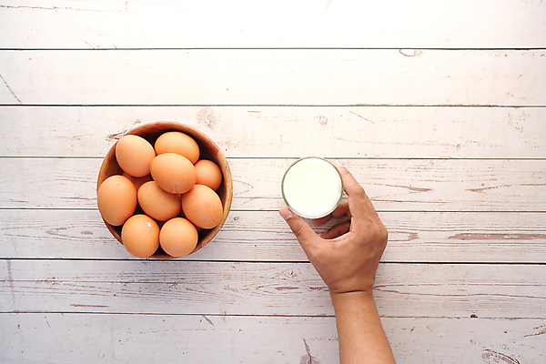 포토 JPG 해외이미지 그릇 손 실내 들기 사람없음 신체부위 하이앵글 계란 우유 잡기 우유잔 나무배경 해외포토 식기 뷰포인트 백그라운드 모션 잔 유제품 사람 내부 알 파일형식 이미지허브