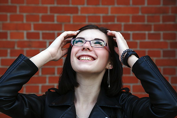 포토 JPG 해외이미지 백인 1 라이프스타일 여자 행복 안경 얼굴 벽 백그라운드 벽돌 갈색머리 한명 미소 사람 성인 야외 여름 갈색 머리 검은색 재킷 신선 치아 피부 긍정 돌봄 스타일 해외포토 서양인 헤어스타일 잡화 계절 감정 컬러 컨셉 모션 표정 생활 신체부위 외투 소화기관 파일형식 이미지허브