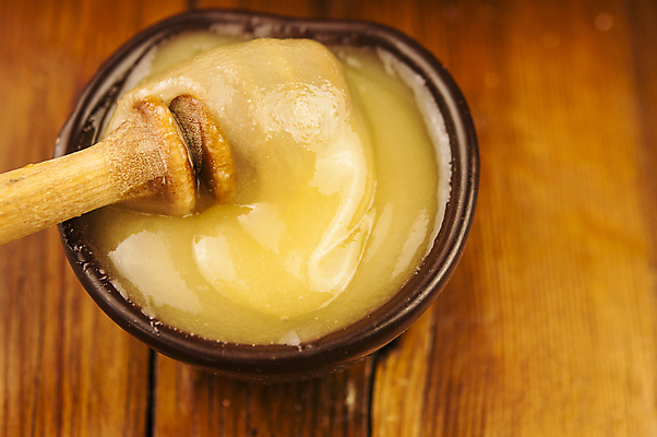 포토 JPG 해외이미지 접시 음식 백그라운드 다이어트 재료 탁자 디저트 건강 사람없음 목재 갈색 노란색 숟가락 흐름 시골 신선 액체 막대기 사발 황금 달콤 맛 아침식사 상품 먹기 국자 유기농 시럽 점토 꿀 건강식 내추럴 어려움 카피스페이스 맛있는 해외포토 나무 식기 웰빙 컬러 가구 컨셉 모션 주방용품 수저 식사 공백 사기그릇 파일형식 이미지허브