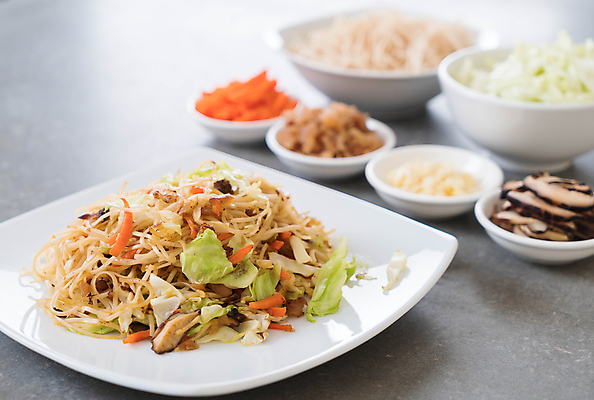 포토 JPG 해외이미지 접시 음식 채소 재료 태국 마늘 요리 동양인 사람없음 초록색 계란 식사 치킨 중국 당근 튀김 흰색 면 먹기 속도 국수 양배추 성분 대두 해외포토 식기 아시아 컬러 모션 뿌리채소 인종 알 면류 닭고기요리 파일형식 이미지허브