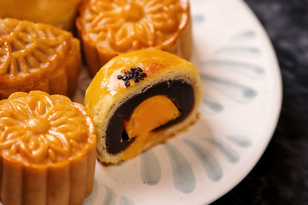 포토 JPG 해외이미지 접시 검은배경 단면 디저트 실내 근접촬영 사람없음 월병 해외포토 식기 음식 뷰포인트 백그라운드 내부 과자 검은색 중국전통 파일형식 이미지허브