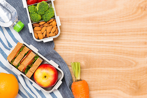 포토 JPG 해외이미지 다이어트 오렌지 샌드위치 사람없음 물 당근 식탁보 사과 브로콜리 물병 아몬드 도시락통 카피스페이스 나무배경 해외포토 자연요소 음식 백그라운드 채소 과일 뿌리채소 건강 공백 견과류 용기_그릇 물통 파일형식 이미지허브