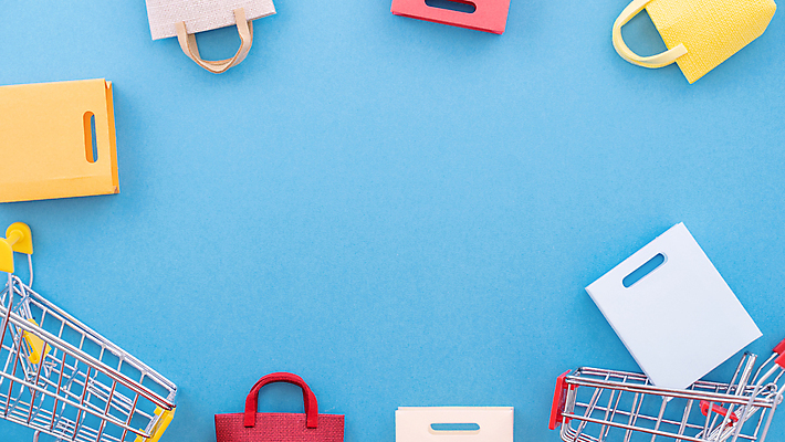 포토 JPG 해외이미지 가방 프레임 실내 사람없음 쇼핑 쇼핑백 쇼핑카 미니어처 오브젝트 파란배경 플랫레이 카피스페이스 해외포토 잡화 백그라운드 내부 파란색 모형 카트 공백 플랫 파일형식 이미지허브