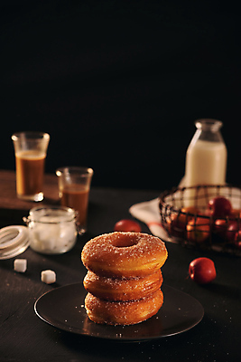 포토 JPG 해외이미지 접시 커피 검은배경 유리병 실내 사람없음 아웃포커스 바구니 우유 도넛 달콤 우유병 사과 해외포토 식기 음료 백그라운드 과일 병_용기 디저트 유제품 촬영기법 내부 검은색 맛 파일형식 이미지허브