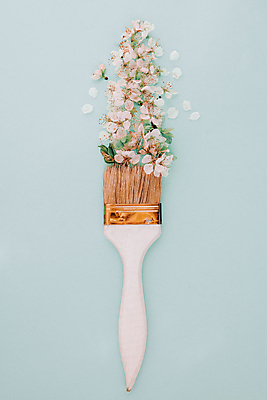 포토 JPG 해외이미지 꽃잎 컨셉 미술 사람없음 벚꽃 파란배경 페인트붓 해외포토 꽃 백그라운드 문화예술 파란색 붓 파일형식 이미지허브