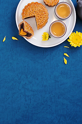 포토 JPG 해외이미지 꽃 디저트 실내 사람없음 하이앵글 찻잔 파란배경 월병 해외포토 식물 음식 뷰포인트 백그라운드 잔 내부 파란색 과자 중국전통 파일형식 이미지허브