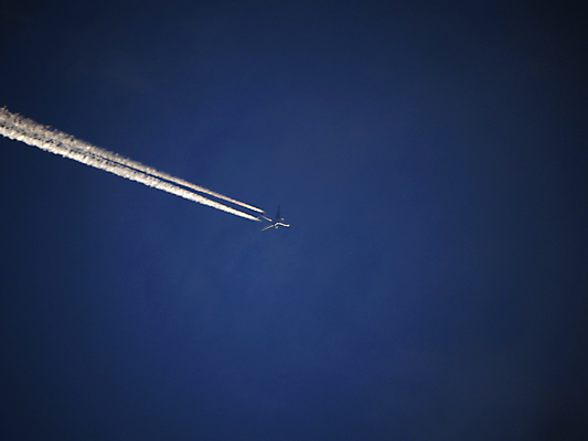 포토 JPG 해외이미지 주간 구름 백그라운드 하늘 비행기 사람없음 야외 파란색 제트기 비행운 해외포토 자연요소 컬러 항공교통 대중교통 파일형식 구름_자연 이미지허브