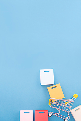 포토 JPG 해외이미지 실내 사람없음 쇼핑 쇼핑백 쇼핑카 미니어처 오브젝트 파란배경 카피스페이스 해외포토 백그라운드 가방 내부 파란색 모형 카트 공백 파일형식 이미지허브