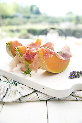 포토 JPG 해외이미지 음식 다이어트 과일 재료 건강 요리 사람없음 여름 식사 저녁식사 이탈리아 흰색 신선 멜론 지중해 먹기 햄 날것 맛있는 해외포토 계절 유럽 바다 컬러 모션 육류 파일형식 이미지허브