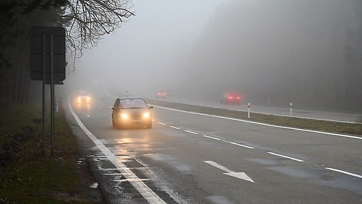 포토 JPG 해외이미지 계절 도로 여행 겨울 교통시설 자동차 유리 날씨 거리 사람없음 빛 어둠 운전 젖음 추위 안개 흰색 고속도로 운전사 위험 속도 꼬리 분무기 폭풍 무거움 나쁜 방법 뿌연 자동 해외포토 직업 길 육상교통 컬러 교통 컨셉 모션 재질 무게 시설 파일형식 이미지허브