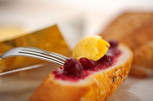 포토 JPG 해외이미지 포크 실내 근접촬영 사람없음 아웃포커스 바게트 버터 딸기잼 해외포토 식기 빵 뷰포인트 촬영기법 내부 잼 파일형식 이미지허브