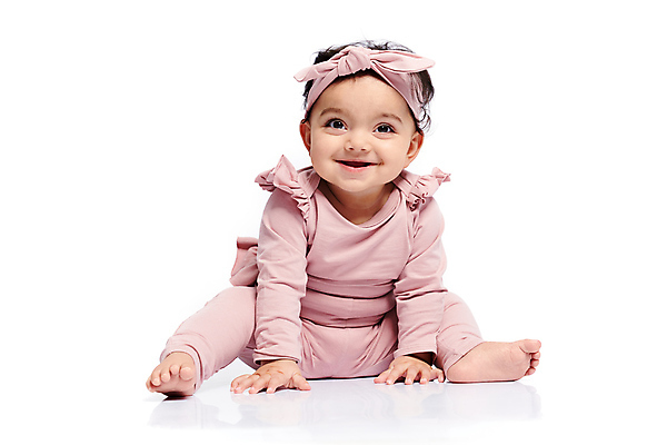 포토 JPG 해외이미지 옷 여자 꽃 행복 감정 어린이 분홍색 포즈 백그라운드 장난 바닥 한명 웃음 사람 앉기 귀여움 기쁨 흰색 아기 신생아 달콤 작음 흥분 옷입기 긍정 걸음마 결백 고립 천진난만 해외포토 식물 1 컬러 컨셉 모션 표정 맛 크기 파일형식 이미지허브