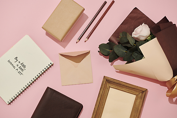 포토 JPG 해외이미지 손글씨 꽃다발 액자 편지봉투 색연필 실내 액자틀 사람없음 하이앵글 장미 다이어리 스프링노트 유칼립투스 분홍색배경 해외포토 식물 꽃 뷰포인트 분홍색 백그라운드 학용품 봉투 틀 내부 사무용품 공책 편지 파일형식 이미지허브