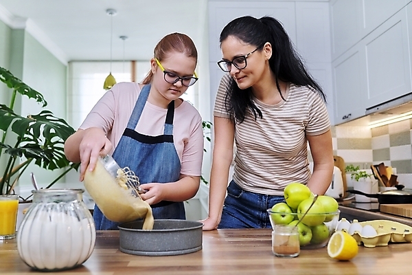포토 JPG 해외이미지 서양인 여자 모녀 함께함 요리 상반신 성인 두명 앞모습 10대 주방 앞치마 붓기 반죽 홈베이킹 거품기 여자만 안경낌 해외포토 외국인 딸 안경 뷰포인트 컨셉 가족 모션 청소년 엄마 주방용품 사람 제빵 파일형식 이미지허브