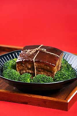 포토 JPG 해외이미지 접시 쟁반 실내 돼지고기 사람없음 중식 끈 브로콜리 동파육 빨간배경 해외포토 식기 음식 백그라운드 채소 육류 내부 빨간색 파일형식 이미지허브