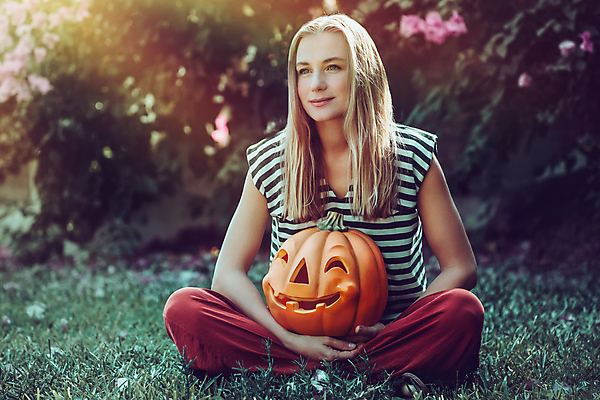 포토 JPG 해외이미지 백인 모델 전통 계절 여자 얼굴 조각 단풍 밭 채소 오렌지 호박 휴가 기념 한명 미소 웃음 사람 앉기 초원 성인 뷰티 노란색 파티 머리 할로윈 가을 축하 우아함 무서움 심볼 박 마법 목각 가면무도회 해외포토 서양인 1 감정 컬러 컨셉 잎 농업 과일 모션 표정 이벤트 신체부위 무도회 파일형식 이미지허브