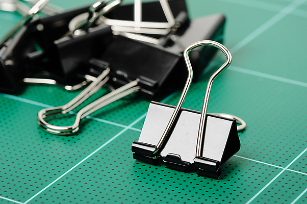 포토 JPG 해외이미지 종이 비즈니스 사람없음 사무실 금속 검은색 쪽지 장비 공구 업무 오브젝트 보고서 문서 파일 잠금 클립 바인더 흙더미 고립 보유 잠금해제 해외포토 컬러 재질 사무용품 흙 도구 작업 보안 파일형식 더미 이미지허브