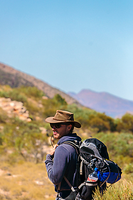 포토 JPG 해외이미지 자연 하늘 아침 휴가 휴식 산 함께함 한명 사람 풍경 성인 야외 파란색 햇빛 골짜기 맑음 산책 하이킹 사막 자유 탐험 전원 호주 언덕 오지 하이커 해외포토 주간 1 컬러 여행 컨셉 레저 날씨 태양 오세아니아 전기에너지 생태계 파일형식 이미지허브
