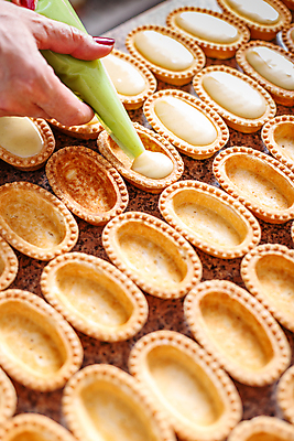 포토 JPG 해외이미지 손 사람없음 신체부위 제과 달콤 작음 반죽 제빵 미니 짜기 짤주머니 타르트 채우기 해외포토 빵 모션 사람 제과제빵 맛 크기 파이_빵 제빵도구 파일형식 이미지허브