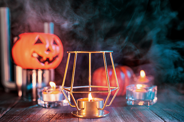 포토 JPG 해외이미지 백그라운드 컨셉 탁자 호박 사람없음 축제 어둠 할로윈 분위기 연기 오브젝트 촛대 잭오랜턴 호러 해외포토 가구 채소 공포 파일형식 이미지허브