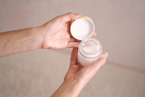 포토 JPG 해외이미지 손 여자 백그라운드 신체 손가락 건강 사람 성인 사람없음 치료 빛 뷰티 스파 목욕 화장품 흰색 잡기 항아리 상품 매끈함 수분 실크 소중 피부 크림 순수 부드러움 로션 스킨케어 내추럴 돌봄 보습 수분크림 위생관리 신청 효과 해외포토 컬러 컨셉 의학 모션 관리 신체부위 청결 직물 도자기 감각 파일형식 이미지허브