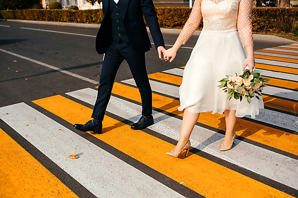 포토 JPG 해외이미지 백인 라이프스타일 손 커플 여자 행복 감정 도로 컨셉 2 가족 거리 함께함 사랑 사람 성인 사람없음 야외 두명 가로 노란색 손잡기 우정 산책 낭만 잡기 도시 보행자 횡단보도 유혹 교차로 얼룩말 시티라이프 건너기 성인만 해외포토 서양인 길 컬러 관계 교통시설 모션 휴식 생활 신체부위 친구 말_동물 보행로 파일형식 이미지허브