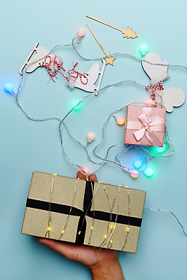 포토 JPG 해외이미지 계절 기념일 행복 리본 백그라운드 크리스마스 휴가 새로움 새해 선물 사람없음 장식 파란색 상자 크리스마스트리 유행 축제 화환 놀람 덮개 축하 인사 신용카드 플랫 정상 12월 연도 오브젝트 패키지 특별함 목업 스타일 플랫레이 카피스페이스 크리스마스배경 미니멀 해외포토 꽃 감정 컬러 컨셉 표정 이벤트 금융 공백 뚜껑 예절 날짜 파일형식 이미지허브