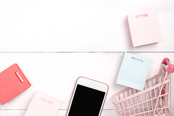 포토 JPG 해외이미지 실내 사람없음 스마트폰 쇼핑 쇼핑백 쇼핑카 미니어처 오브젝트 흰배경 온라인쇼핑 모바일쇼핑 해외포토 백그라운드 가방 내부 핸드폰 스마트기기 모형 카트 흰색 온라인 파일형식 이미지허브