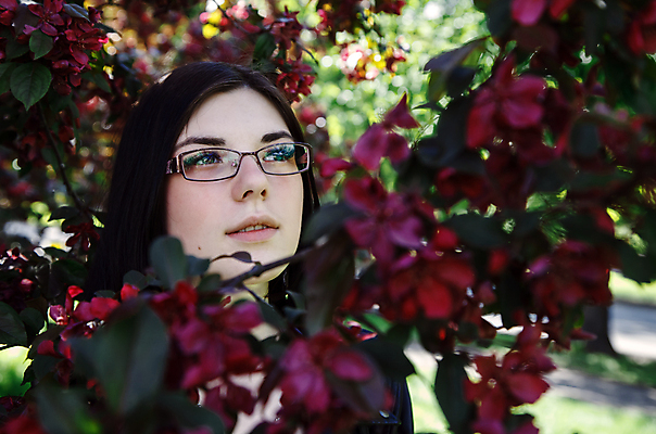 포토 JPG 해외이미지 나무 백인 모델 공원 여자 꽃 행복 안경 얼굴 분홍색 백그라운드 꽃무늬 자연 갈색머리 한명 미소 사람 성인 야외 빨간색 초록색 뷰티 유행 정원 봄 재킷 낭만 벚꽃 개화 체리 스웨터 내추럴 해외포토 서양인 식물 1 헤어스타일 잡화 계절 공공시설 감정 컬러 컨셉 상의 무늬 과일 표정 신체부위 외투 생태계 파일형식 이미지허브