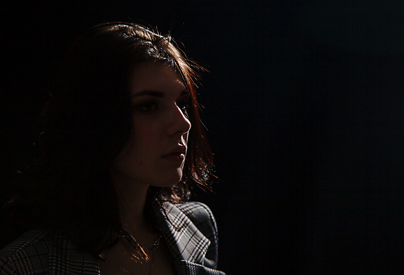 포토 JPG 해외이미지 백인 모델 1 응시 여자 얼굴 포즈 백그라운드 갈색머리 건강 미소 사람 정장 성인 사람없음 청춘 뷰티 검은색 화려 우아함 피부 입술 내추럴 완벽 해외포토 서양인 헤어스타일 시선 옷 컬러 컨셉 표정 신체부위 파일형식 이미지허브