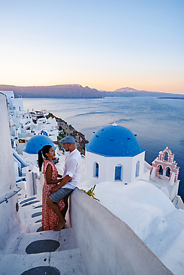 포토 JPG 해외이미지 전신 부부 여자 남자 바다 여행 하늘 함께함 사랑 앉기 성인 두명 건물 옆모습 마주보기 계단 마을 신혼여행 산토리니 성인만 해외포토 건축물 커플 감정 뷰포인트 결혼 컨셉 모션 사람 그리스 파일형식 이미지허브