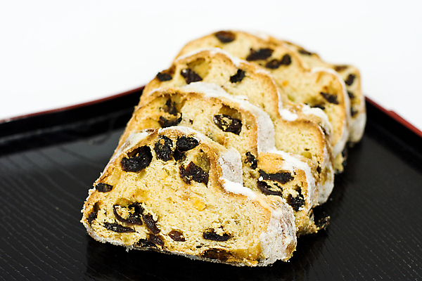 포토 JPG 해외이미지 접시 계절 음식 크리스마스 쟁반 사람없음 가로 노란색 케이크 검은색 달콤 흰배경 페스츄리 해외포토 식기 기념일 빵 컬러 백그라운드 디저트 흰색 맛 파일형식 이미지허브