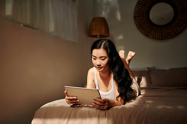 포토 JPG 해외이미지 전신 여자 여유 엎드리기 휴식 실내 한명 들기 동양인 성인 앞모습 태블릿 침실 침대 성인여자한명만 집콕 해외포토 1 감정 뷰포인트 가구 컨셉 모션 사람 인종 내부 전자제품 스마트기기 신조어 여자한명만 성인여자만 파일형식 앳홈라이프 이미지허브