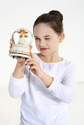 포토 JPG 해외이미지 백인 1 손 여자 행복 얼굴 어린이 포즈 목걸이 유리 천사 갈색머리 한명 미소 사람 청년 세로 컬러풀 뷰티 피규어 흰색 잡기 작음 싱글 팔 고립 해외포토 서양인 헤어스타일 감정 컬러 장신구 모션 재질 표정 성인 신체부위 미니어처 크기 파일형식 이미지허브