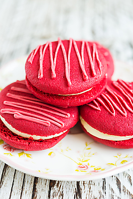 포토 JPG 해외이미지 전통 열매 음식 분홍색 백그라운드 십자가 디저트 사람없음 목재 빨간색 쿠키 케이크 프랑스 수확 달콤 복고 산딸기 마카롱 비네팅 프랑스어 방법 맛있는 효과 해외포토 나무 식물 문자 유럽 컬러 농업 과일 재료 촬영기법 맛 파일형식 이미지허브