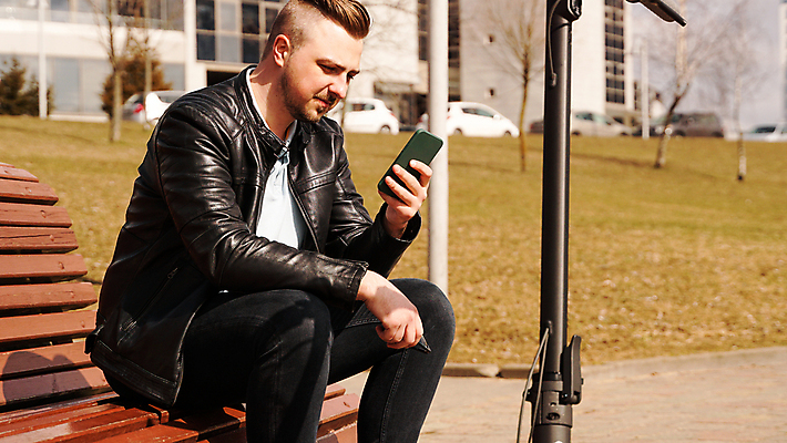 포토 JPG 해외이미지 라이프스타일 남자 여행 백그라운드 벤치 비즈니스 배낭 통신 교통시설 모션 거리 한명 사람 야외 건물 친구 스마트폰 핸드폰 선글라스 유행 검은색 스쿠터 도시 센터 승차 전화기 싱글 에코 광장 모터 라이더 이발사 해외포토 1 건축물 안경 컬러 교통 의자 가방 관계 생활 전자제품 스마트기기 환경 오토바이 시설 파일형식 이미지허브