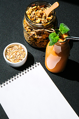 포토 JPG 해외이미지 검은배경 실내 사람없음 스케치북 스프링노트 오트밀 카피스페이스 그래놀라 오렌지스무디 해외포토 음식 백그라운드 학용품 내부 검은색 공책 공백 스무디 파일형식 귀리 이미지허브