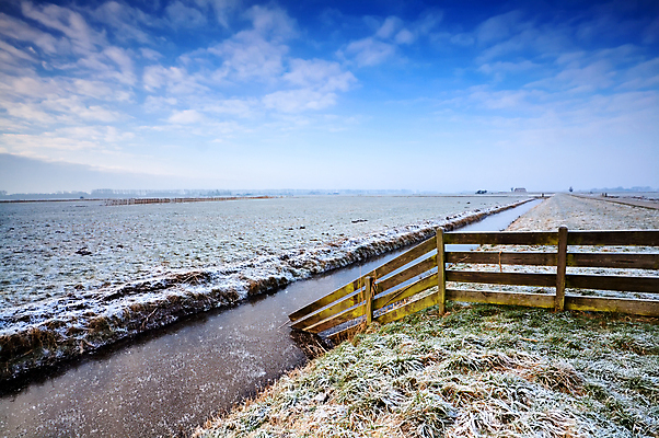 포토 JPG 해외이미지 구름 겨울 밭 자연 하늘 풍경 초원 사람없음 야외 목재 파란색 울타리 강 농장 농경지 냉동 얼음 추위 흰색 시골 네덜란드 서리 운하 평야 수평선 해외포토 자연요소 나무 계절 유럽 컬러 농업 재료 담장 생태계 파일형식 이미지허브