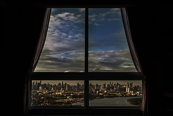 포토 JPG 해외이미지 구름 실루엣 창문 태국 하늘 실내 사람없음 도시풍경 어둠 일몰 도시 야간 창가 방콕 해외포토 자연요소 아시아 촬영기법 풍경 내부 노을 파일형식 이미지허브