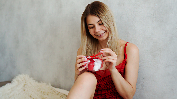 포토 JPG 해외이미지 백인 1 여자 행복 얼굴 분홍색 결혼 관계 휴가 주택 실내 발렌타인데이 선물 사랑 한명 미소 사람 이벤트 빨간색 상자 소파 놀람 방 낭만 덮개 축하 표현 잡기 오픈 생일 안락의자 거짓말 해외포토 서양인 기념일 감정 컬러 컨셉 의자 모션 데이이벤트 표정 내부 건물 신체부위 뚜껑 파일형식 이미지허브