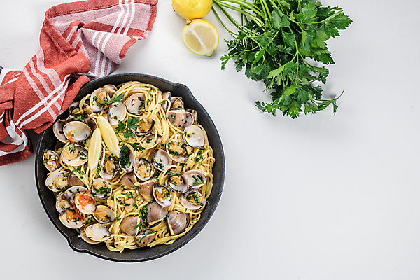 포토 JPG 해외이미지 조개 실내 사람없음 하이앵글 프라이팬 레몬 흰배경 봉골레파스타 카피스페이스 해외포토 뷰포인트 백그라운드 과일 주방용품 어패류 파스타 내부 공백 흰색 파일형식 이미지허브